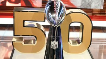 El trofeo Vince Lombardi al ganador del Super Bowl 50.