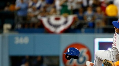 Acción de la agresiva barrida de Chase Utley, de los Dodgers, sobre Rubén Tejada, de los Mets, en los playoffs de 2015. El infielder sufrió fractura de pierna.