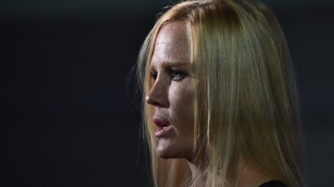 Holly Holm no quiso conmiserarse de Ronda Rousey. Afirmó que espera que se fortalezca mentalmente.