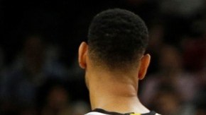 Kobe Bryant le dará al igualmente legendario Tim Duncan, de los Spurs, un último estrechón de manos en la cancha.