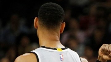 Kobe Bryant le dará al igualmente legendario Tim Duncan, de los Spurs, un último estrechón de manos en la cancha.