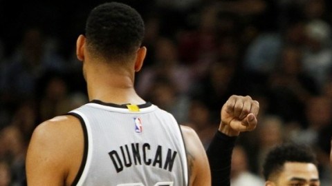 Kobe Bryant le dará al igualmente legendario Tim Duncan, de los Spurs, un último estrechón de manos en la cancha.