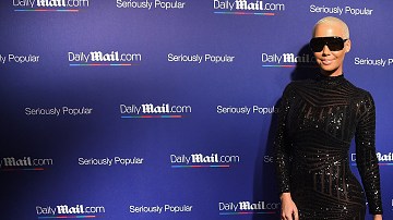 Amber es asediada tanto por hombres como también por mujeres.