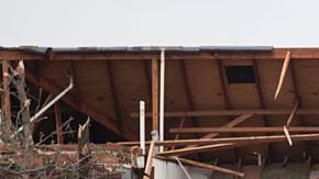 Autoridades advierten a los residentes que deben guarecerse al paso de los tornados.