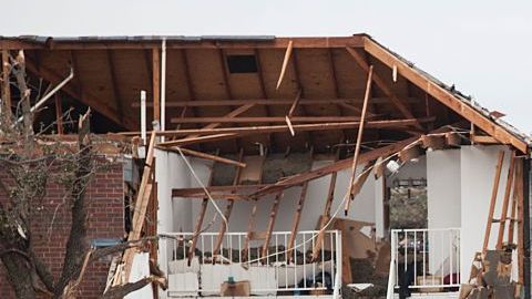 Autoridades advierten a los residentes que deben guarecerse al paso de los tornados.