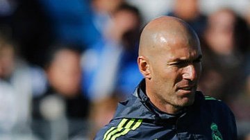 Técnico y jugador del Real Madrid regalaron a los espectadores del entrenamiento una jugada llena de magia.