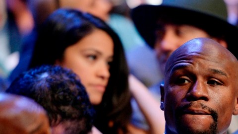 Floyd Mayweather da señales de un regreso inminente de un retiro que nadie le creyó.