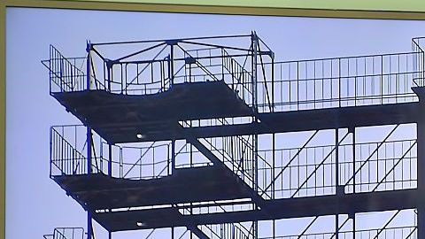 Un hombre mira un en un televisor el informe de prensa sobre el lanzamiento de un cohete en Corea del Norte.