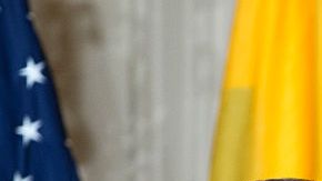 Los presidentes de EEUU y Colombia se saludan durante la recepción realizada por los 15 años del Plan Colombia.