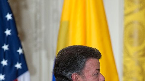 Los presidentes de EEUU y Colombia se saludan durante la recepción realizada por los 15 años del Plan Colombia.