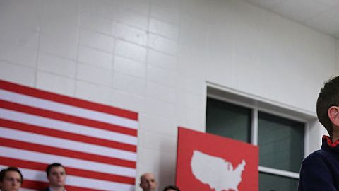 Salem, Nueva Hampshire - 04 de febrero: Dominick Rubio, de 7 años, acompañó en el escenario a su padre el candidato presidencial republicano senador Marco Rubio (R-FL). La campaña de Rubio está cobrando impulso en New Hampshire después de llegar en tercer lugar en Iowa caucus del lunes, un punto porcentual por detrás de Donald Trump y cuatro puntos del líder, el senador Ted Cruz (R-TX). (Foto por Chip Somodevilla / Getty Images)
