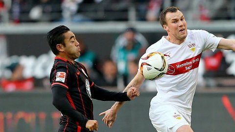 Marco Fabián fue titular y jugó los 90 minutos en la derrota ante el Stuttgart.