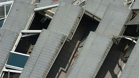 Los equipos de rescate transportan un sobreviviente (3ª d) encontrado en los escombros en el complejo de apartamentos Wei-Kuan.