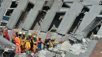 Los equipos de rescate transportan un sobreviviente (3ª d) encontrado en los escombros en el complejo de apartamentos Wei-Kuan.
