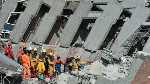 Los equipos de rescate transportan un sobreviviente (3ª d) encontrado en los escombros en el complejo de apartamentos Wei-Kuan.