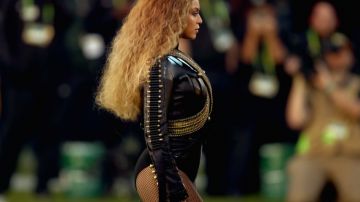 Beyoncé, con chaqueta de cuero negro y bandoleras, conquistó al público y audiencia del Super Bowl.