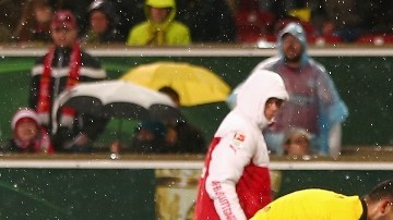 La escena de las pelotas de tenis se dio durante el juego de Copa entre el VfB Stuttgart y el Borussia Dortmund en el Mercedes-Benz Arena.