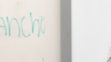 El primer "trabajo remunerado" de America Ferrera puede resultar desagradable para algunos, pero la actriz no se avergüenza.