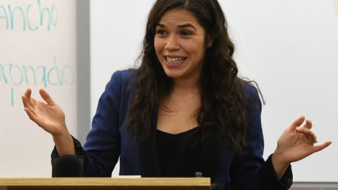 El primer "trabajo remunerado" de America Ferrera puede resultar desagradable para algunos, pero la actriz no se avergüenza.