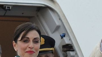 El papa Francisco saluda antes de abordar el avión rumbo a Cuba para su histórico encuentro con el Patriarca ruso Kiril.