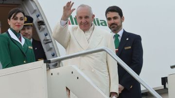 El papa Francisco saluda antes de abordar el avión rumbo a Cuba para su histórico encuentro con el Patriarca ruso Kiril.