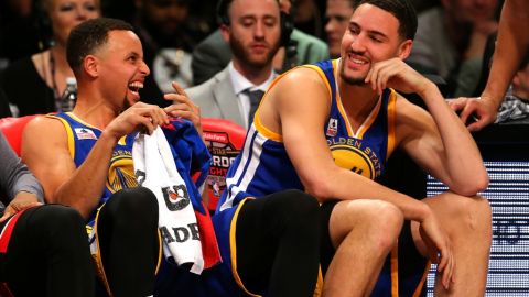 Stephen Curry (izq.), Klay Thompson (der.) y los Warriors de Golden State quieren hacer historia en la segunda parte de la temporada.