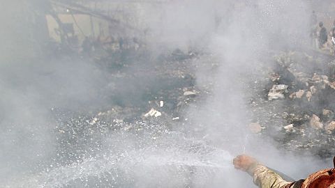 Yemeníes inspeccionar los daños en un taller de costura que fue golpeado por un ataque aéreo de la coalición liderada por Arabia Saudita en la capital Saná.