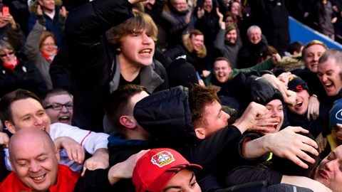 El 'amoroso' fan besando al goleador del Liverpool Divock Origi.