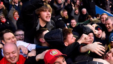 El 'amoroso' fan besando al goleador del Liverpool Divock Origi.