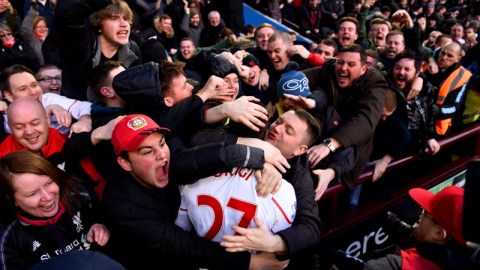 El 'amoroso' fan besando al goleador del Liverpool Divock Origi.