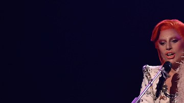 Con traje blanco y cabello pelirrojo, Lady Gaga tocó un piano que parecía moverse como un robot.