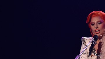 Con traje blanco y cabello pelirrojo, Lady Gaga tocó un piano que parecía moverse como un robot.