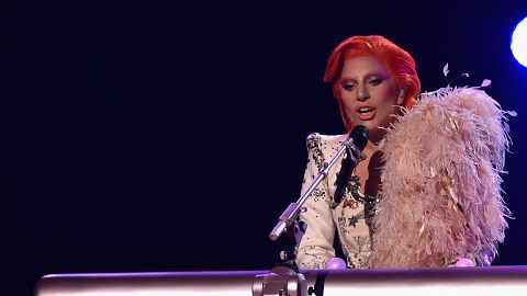 Con traje blanco y cabello pelirrojo, Lady Gaga tocó un piano que parecía moverse como un robot.