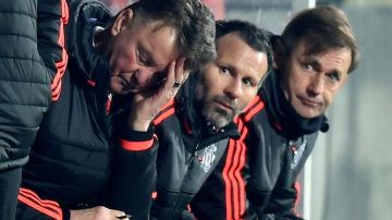 Louis van Gaal se lamenta junto a Ryan Giggs tras la derrota del Manchester United en la UEFA Europa League ante el FC Midtjylland.