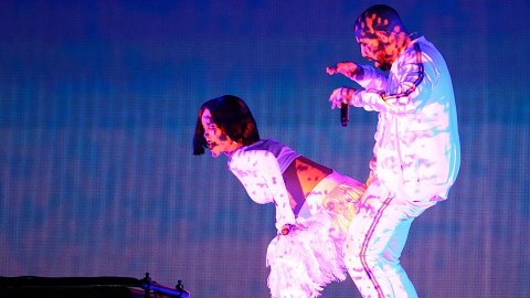 Rihanna movió las caderas y puso toda su energía en demostrar que se encuentra en perfecto estado.