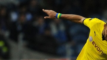 El mexicano Héctor Herrera del Porto, aquí luchando por el balón con Pierre-Emerick Aubameyang del Dortmund durante el juego de 32 de final de la Europa League.