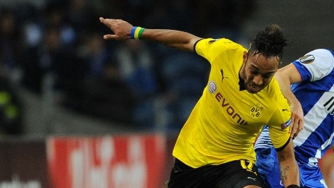 El mexicano Héctor Herrera del Porto, aquí luchando por el balón con Pierre-Emerick Aubameyang del Dortmund durante el juego de 32 de final de la Europa League.
