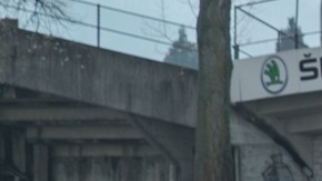 Activistas protestan contra el jeque de Bahrein, favorito a la presidencia de la FIFA.