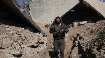 Un combatiente rebelde sirio de la brigada Failaq al-Rahman opuesto al régimen cuida una posición en la ciudad de Arbin en la región oriental de Ghouta en las afueras de la capital Damasco, a horas del inicio de la tregua.