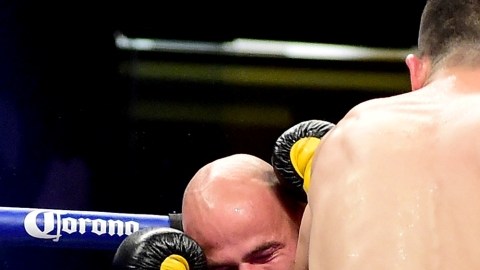 Leo Santa Cruz castiga a Kiko Martínez y el réferi detiene la pelea.