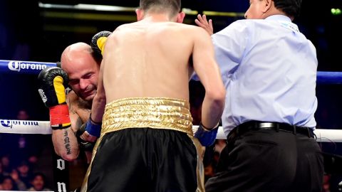 Leo Santa Cruz castiga a Kiko Martínez y el réferi detiene la pelea.