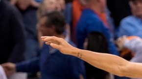 La celebración de Stephen Curry tras realizar el tiro ganador frente a el Thunder de Oklahoma City.