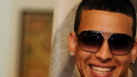 Entre los artistas que participan en la canción se encuentran compatriotas de Daddy Yankee, como Nicky Jam, De La Ghetto o Plan B.