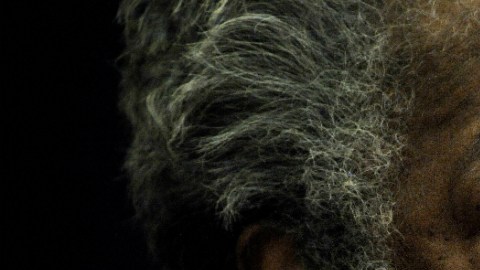 La autora Maya Angelou escribió una autobiografía en la que relata los abusos que vivió por la segregación racial en EE.UU. durante la década de 1930.