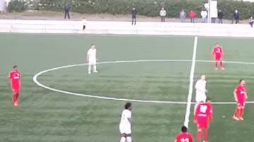 espectacular-gol-volea-media-cancha