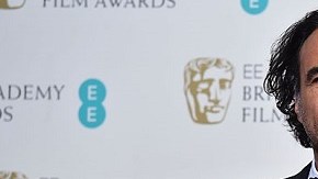 El director mexicano Alejandro González Iñárritu posa con su premio BAFTA en Londres.