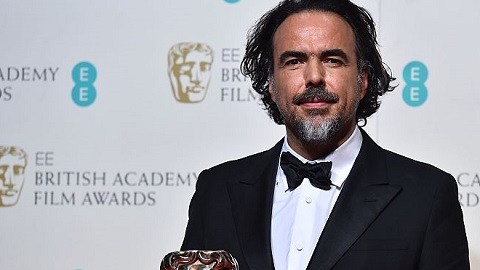 El director mexicano Alejandro González Iñárritu posa con su premio BAFTA en Londres.