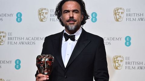 El director mexicano Alejandro González Iñárritu posa con su premio BAFTA en Londres.