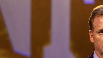 El comisionado de la NFL tiene un sueldo superior al de QB de élite.