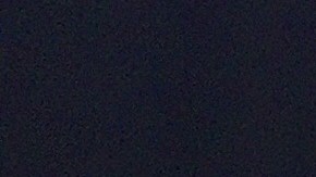 Durante horas los desamparados hacen fila por la cena que les lleva cada noche de lunes a viernes el grupo de voluntarios de Monday Night Mission. (Araceli Martínez/La Opinión).